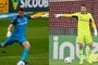 Os goleiros Gabriel Chapecó, do Grêmio, e Daniel, do Inter. <!-- NICAID(14859340) -->