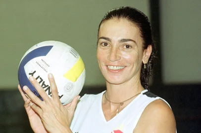 Isabel, Ìcone do vÙlei, morre dois dias apÛs entrar no grupo de transiÁ“oRJ - ISABEL SALGADO/MORTE/ARQUIVO - ESPORTES - Foto de arquivo de 04/12/2000 da ex-jogadora de vôlei, Isabel Salgado, na   época em que era técnica da equipe do Vasco.  Isabel Salgado, um dos   ícones do vôlei brasileiro, morreu aos 62 anos, nesta quarta-feira, 16.   Ontem foi diagnosticada com uma bactéria no pulmão e faleceu nesta   madrugada. Pioneira do vôlei de praia, Isabel fez carreira nas quadras e   se notabilizou por ser uma voz atuante no esporte. Mãe dos atletas Pedro   e Carol Solberg, ela recentemente havia sido indicada, junto de Ana Moser   e Raí, para fazer parte do grupo de transição do presidente eleito Luiz   Inácio Lula da Silva (PT).   04/12/2000 - Foto: FÁBIO MOTTA/ESTADÃO CONTEÚDOEditoria: ESPORTESLocal: RIO DE JANEIROIndexador: F¡BIO MOTTAFonte: FTP.AGESTADO.COM.BRFotógrafo: ESTADˆO CONTEŽDO<!-- NICAID(15266710) -->