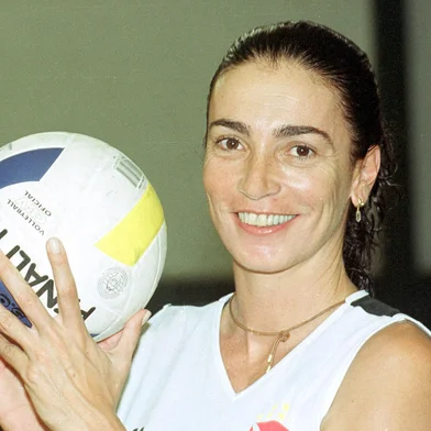 Isabel, Ìcone do vÙlei, morre dois dias apÛs entrar no grupo de transiÁ“oRJ - ISABEL SALGADO/MORTE/ARQUIVO - ESPORTES - Foto de arquivo de 04/12/2000 da ex-jogadora de vôlei, Isabel Salgado, na   época em que era técnica da equipe do Vasco.  Isabel Salgado, um dos   ícones do vôlei brasileiro, morreu aos 62 anos, nesta quarta-feira, 16.   Ontem foi diagnosticada com uma bactéria no pulmão e faleceu nesta   madrugada. Pioneira do vôlei de praia, Isabel fez carreira nas quadras e   se notabilizou por ser uma voz atuante no esporte. Mãe dos atletas Pedro   e Carol Solberg, ela recentemente havia sido indicada, junto de Ana Moser   e Raí, para fazer parte do grupo de transição do presidente eleito Luiz   Inácio Lula da Silva (PT).   04/12/2000 - Foto: FÁBIO MOTTA/ESTADÃO CONTEÚDOEditoria: ESPORTESLocal: RIO DE JANEIROIndexador: F¡BIO MOTTAFonte: FTP.AGESTADO.COM.BRFotógrafo: ESTADˆO CONTEŽDO<!-- NICAID(15266710) -->