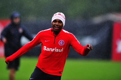 PORTO ALEGRE, RS, BRASIL, 26-04-2016. Internacional treina no CT Parque Gigante em preparação para a partida de final do Gauchão 2016 contra o Juventude. Na foto, o jogador Vitinho.  (FÉLIX ZUCCO/AGÊNCIA RBS)<!-- NICAID(12160181) -->