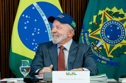 O governo do presidente Luiz Inácio Lula da Silva adotará um novo slogan para apresentar as ações e fortalecer a comunicação. A partir da semana que vem, as peças publicitárias trarão a frase “Do lado do povo brasileiro” no lugar de “União e Reconstrução”, slogan adotado no início do governo.O governo do presidente Luiz Inácio Lula da Silva adotará um novo slogan para apresentar as ações e fortalecer a comunicação. A partir da semana que vem, as peças publicitárias trarão a frase “Do lado do povo brasileiro” no lugar de “União e Reconstrução”, slogan adotado no início do governo.<!-- NICAID(16110418) -->