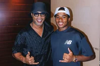 Ronaldinho Gaúcho e Endrick se encontram em Tóquio<!-- NICAID(16088547) -->