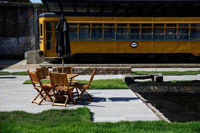 PORTO ALEGRE, RS, BRASIL, 03-03-2026: Montagem de novas exposições no Museu de Arte Contemporânea do Rio Grande do Sul. Além das obras de arte, o museu está com dois bondes revitalizados no local, que também contará com o Café Lola. (Foto: André Ávila/Agência RBS)Indexador: Andre Avila<!-- NICAID(16237520) -->
