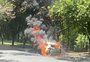 Carro pega fogo em Porto Alegre