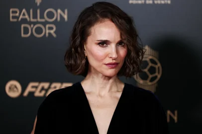 US-Israeli actress Natalie Portman poses upon arrival to attend the 2024 Ballon d'Or France Football award ceremony at the Theatre du Chatelet in Paris on October 28, 2024. (Photo by Franck FIFE / AFP)Editoria: HUMLocal: ParisIndexador: FRANCK FIFESecao: soccerFonte: AFPFotógrafo: STF<!-- NICAID(15901481) -->