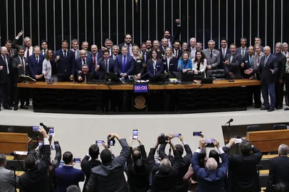 BRASÍLIA, DF, BRASIL - 14/07/2025 - Deputados posam para fotos após câmara aprovar projeto que torna permanente Lei do Incentivo ao Esporte<!-- NICAID(16080571) -->