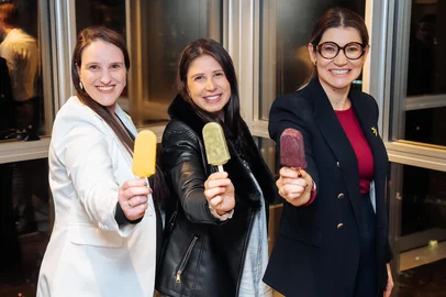 Nutricionista oncológica Gisela Quissini, empreendedora da Tropino Gelateria Rachelle Morés e médica oncológica Janaína Brollo lançam picolé funcional para pacientes com câncer. <!-- NICAID(16364628) -->