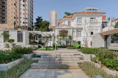 Trott Boulevard<!-- NICAID(15192578) -->
