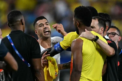Football: Copa America 2024 - Semi final: Uruguay v ColombiaUruguay's forward #09 Luis Suarez argues with Colombia's forward #09 Miguel Borja (R) at the end of the Conmebol 2024 Copa America tournament semi-final football match between Uruguay and Colombia at Bank of America Stadium, in Charlotte, North Caroline on July 10, 2024. (Photo by Chandan Khanna / AFP)Editoria: SPOLocal: CharlotteIndexador: CHANDAN KHANNASecao: soccerFonte: AFPFotógrafo: STF<!-- NICAID(15812112) -->