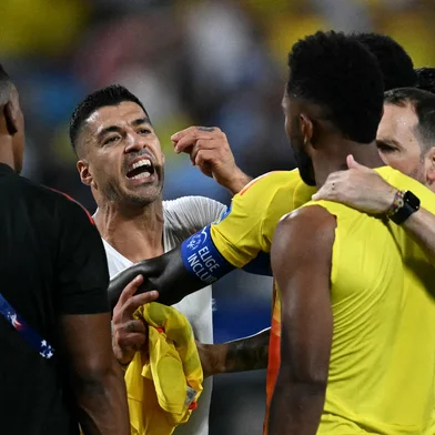 Football: Copa America 2024 - Semi final: Uruguay v ColombiaUruguay's forward #09 Luis Suarez argues with Colombia's forward #09 Miguel Borja (R) at the end of the Conmebol 2024 Copa America tournament semi-final football match between Uruguay and Colombia at Bank of America Stadium, in Charlotte, North Caroline on July 10, 2024. (Photo by Chandan Khanna / AFP)Editoria: SPOLocal: CharlotteIndexador: CHANDAN KHANNASecao: soccerFonte: AFPFotógrafo: STF<!-- NICAID(15812112) -->