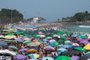 RJ - CLIMA/RIO/CALOR - GERAL - Banhistas lotam a praia de Ipanema, na zona sul do Rio de Janeiro, em domingo de sol e muito calor na cidade.     12/11/2023 - Foto: JOSE LUCENA/THENEWS2/ESTADÃO CONTEÚDO<!-- NICAID(15595494) -->