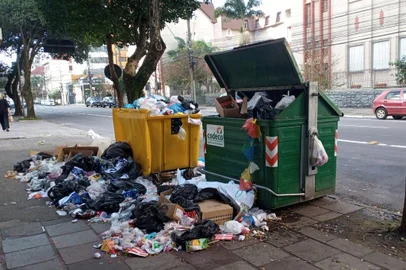 Lixo espalhado na Rua Os Dezoito do Forte, no Centro de Caxias do Sul<!-- NICAID(15785898) -->