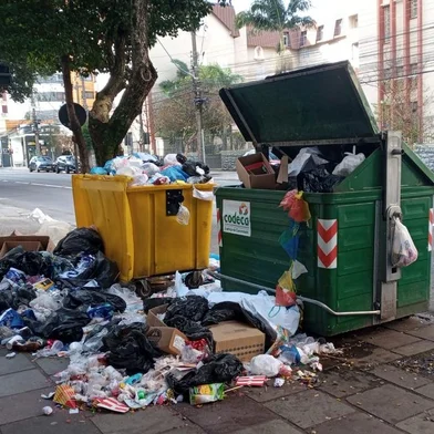 Lixo espalhado na Rua Os Dezoito do Forte, no Centro de Caxias do Sul<!-- NICAID(15785898) -->