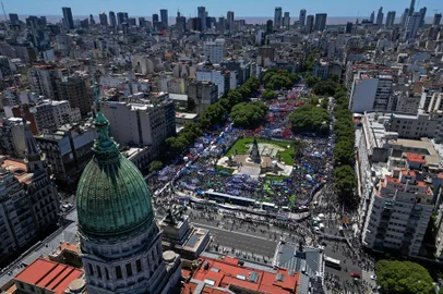 Aerial view of members of unions and social organizations taking part in a demonstration outside the Argentine Congress during a national strike against the government of Javier Milei in downtown Buenos Aires, on January 24, 2024. Argentine President Javier Milei faces the first national strike in just 45 days of government, against his draconian fiscal adjustment and his plan to reform more than a thousand laws and regulations that governed for decades. The largest Argentine union called the strike in rejection, in particular, of the changes by decree to the labor regime promoted by Milei, which limit the right to strike and affect the financing of unions. (Photo by Tomas CUESTA / AFP)Editoria: POLLocal: Buenos AiresIndexador: TOMAS CUESTASecao: strikeFonte: AFPFotógrafo: STR<!-- NICAID(15658807) -->