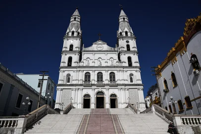 PORTO ALEGRE, RS, BRASIL, 08-07-2025: A maldição das torres da Basílica das Dores: uma lenda urbana de Porto Alegre relacionada à longa construção da Basílica de Nossa Senhora das Dores. A lenda diz que um escravo chamado Josino, injustamente acusado e condenado à morte, amaldiçoou a igreja, dizendo que seu senhor nunca veria as torres concluídas.  Foto: Renan Mattos / Agência RBS<!-- NICAID(16075797) -->