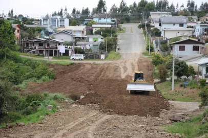 A pavimentação da rua está sendo realizada com paralelepípedos, obtidos a partir do reaproveitamento de materiais provenientes de ruas que já foram asfaltadas, visando a sustentabilidade e o uso eficiente dos recursos municipais.<!-- NICAID(15529504) -->