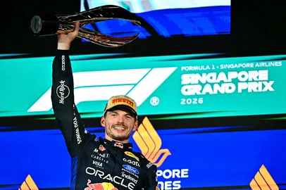 Winner Red Bull Racing's Dutch driver Max Verstappen lifts his trophy as he celebrates on the podium after the Formula One Singapore Grand Prix at the Marina Bay Street Circuit in Singapore on October 11, 2026. (Photo by Lillian SUWANRUMPHA / AFP)Editoria: SPOLocal: SingaporeIndexador: LILLIAN SUWANRUMPHASecao: motor racingFonte: AFPFotógrafo: STF<!-- NICAID(16384979) -->