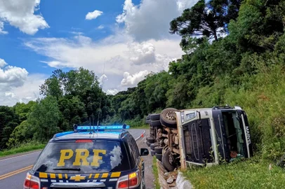 Um acidente de trânsito envolvendo um caminhão e um veículo Honda HR-V deixou uma mulher ferida neste domingo (19). O caso aconteceu no km 155 da BR-285, próximo ao trevo de acesso ao município de Muitos Capões.Segundo a Polícia Rodoviária Federal (PRF) de Vacaria, o acidente foi registrado por volta das 12h10min. O caminhão trafegava no sentido Lagoa Vermelha-Vacaria, com o carro no sentido contrário, quando o acidente aconteceu. O caminhão teria tombado e o carro capotado. A polícia ainda não tem detalhes do que teria ocasioado o acidente.<!-- NICAID(15956637) -->