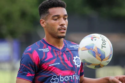 Volante Vini Guedes durante treino do Caxias no Estádio Pedra Moura, em Bagé.<!-- NICAID(15974215) -->