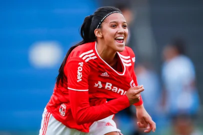 As Gurias Coloradas abriram uma boa vantagem nas semifinais do Brasileirão Feminino sub-20. Na partida de ida, venceram as Gurias Gremistas por 4 a 0, no Estádio Vieirão, em Gravataí.<!-- NICAID(15113782) -->
