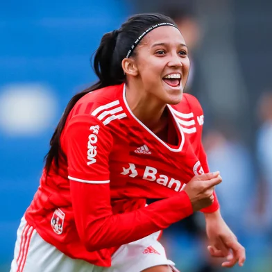 As Gurias Coloradas abriram uma boa vantagem nas semifinais do Brasileirão Feminino sub-20. Na partida de ida, venceram as Gurias Gremistas por 4 a 0, no Estádio Vieirão, em Gravataí.<!-- NICAID(15113782) -->
