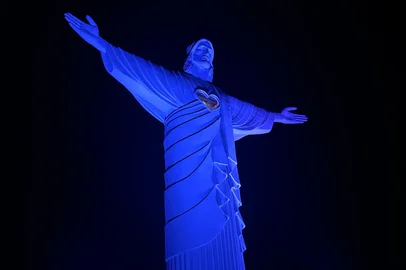 Cristo Protetor de Encantado no Novembro Azul<!-- NICAID(16158803) -->