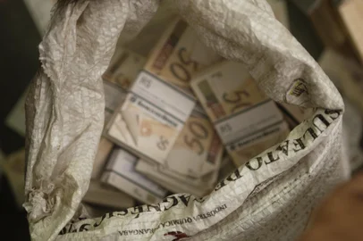 Três Tonelada$ (Netflix)<!-- NICAID(15047505) -->