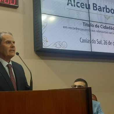 O ex-prefeito e ex-deputado estadual Alceu Barbosa Velho/PDT recebe da Câmara Municipal o título de Cidadão Caxiense pelos serviços prestados na política e em causas sociais da cidade. A concessão ocorre nesta quinta-feira (26/10), no plenário da Casa.Fotógrafo: Henrique Ternus<!-- NICAID(15580696) -->