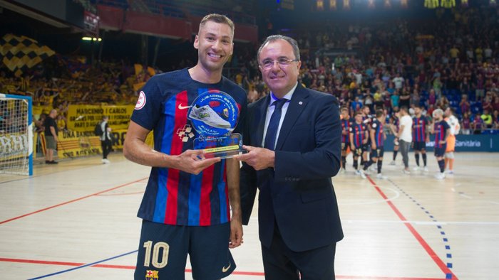 Melhor do mundo no futsal, brasileiro renova com o Barcelona até 2024