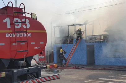 Incêndio destroi parcialmente casa em Caxias do Sul<!-- NICAID(14869041) -->