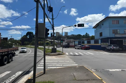 Obras do Samae vão alterar o trânsito da Perimetral Sul, em Caxias do Sul, neste final de semana.O serviço de travessia de uma rede de esgotamento sanitário, entre os bairros Sanvitto e Floresta, está previsto para iniciar às 7h deste sábado (22). <!-- NICAID(16000635) -->