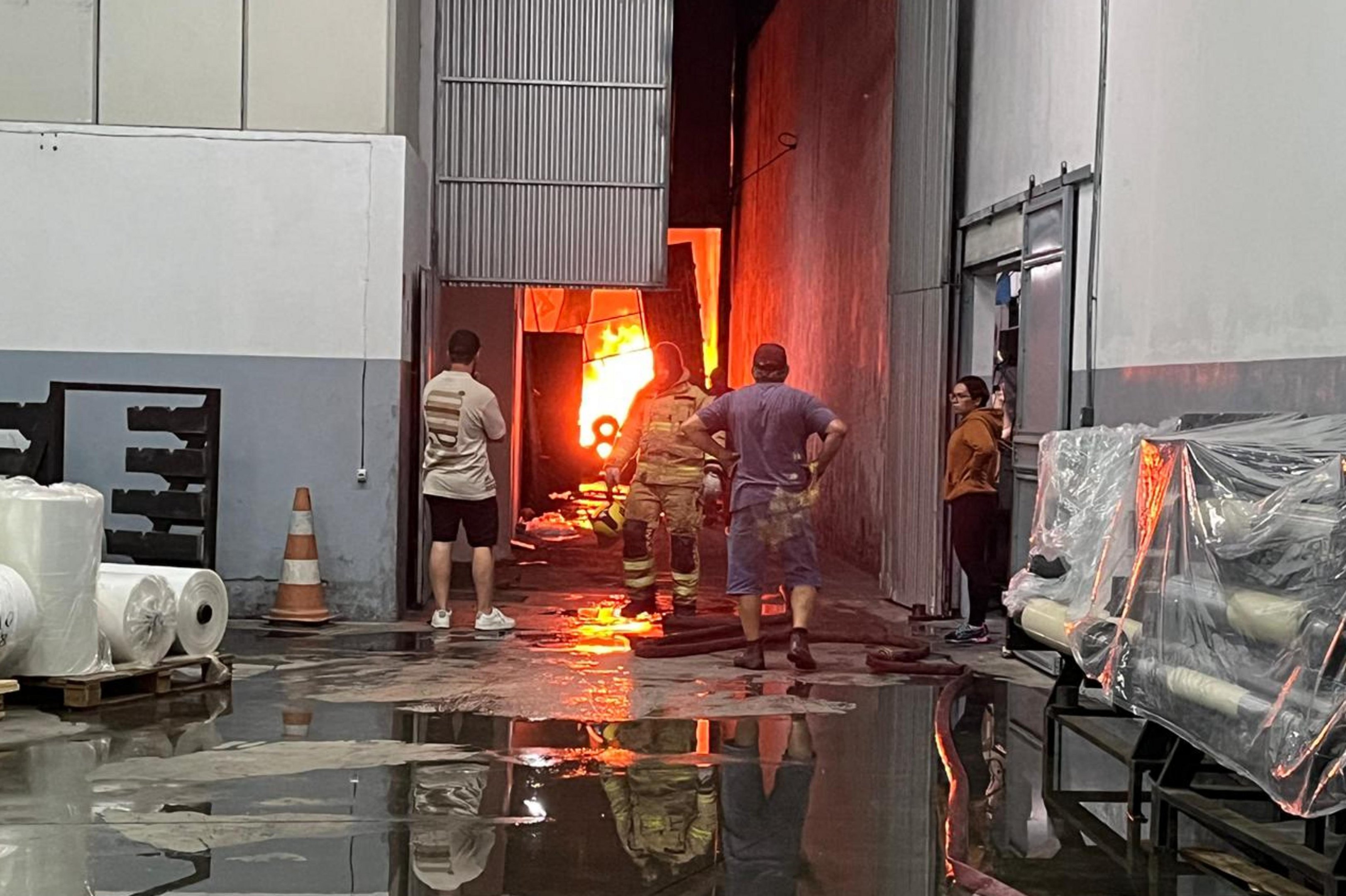 Fuma&ccedil;a e cheiro forte persistem ap&oacute;s inc&ecirc;ndio em f&aacute;brica de embalagens pl&aacute;sticas