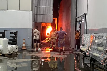 Gabriel Veríssimo / Grupo RBS Incêndio atinge fábrica em Pelotas<!-- NICAID(16208993) -->