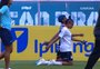 Jogadoras do Grêmio atravessam o campo ajoelhadas após título gaúcho; veja vídeo
