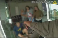 PORTO ALEGRE, RS, BRASIL - 14/11/2025 - Imagens da câmera corporal de um policial militar obtidas pela RBS TV mostram a ação que terminou com a morte de Herick Cristian da Silva Vargas, 29 anos, em setembro, no bairro Santa Fé, zona norte de Porto Alegre. As gravações foram cedidas pelo advogado da família e contêm cenas forte (Foto: Reprodução/Reprodução)<!-- NICAID(16167497) -->