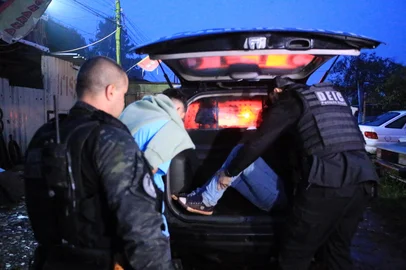 Sapucaia do Sul, RS, BRASIL, 05/06/2025-Polícia faz operação contra suspeitos de série de sequestros e de extorquir colombianos envolvidos em agiotagem no RS. São cumpridos mandados na manhã desta quinta-feira em Sapucaia do Sul e Esteio, na Região Metropolitana, e em Torres, no Litoral Norte. Foto: Ronaldo Bernardi / Agencia RBS<!-- NICAID(16052830) -->