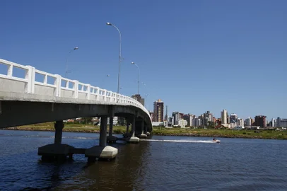 *** D. Marenco - Litoral Torres 2 ***As novidades que os veranistas encontrarão nos balneários do litoral norte.- Ponte entre Torres e Passo de Torres (SC).<!-- NICAID(2027484) -->