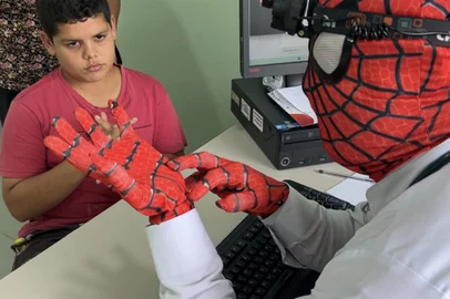 Direto dos quadrinhos: médico “Homem-Aranha” cai no gosto de moradores de Nonoai<!-- NICAID(15541886) -->