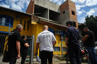 BENTO GONÇALVES, RS, BRASIL, 15/12/2023. A prefeitura de Bento Gonçalves, em ação conjunta com Bombeiros e Guarda Municipal, realiza ação de fiscalização em pousadas e alojamentos em diversos estabelecimentos da cidade. Na foto, casa no bairro Humaitá, que estava atuando como pousada sem alvará de funcionamento, além de outras irregularidades. (Bruno Todeschini/Agência RBS)Indexador: BTK<!-- NICAID(15626913) -->