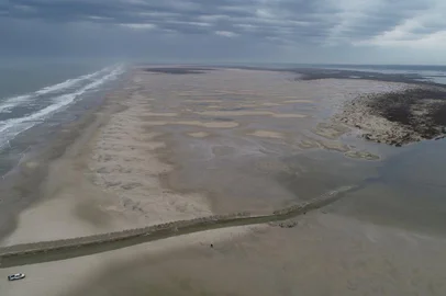 Barra da Lagoa do Peixe, entre Mostardas e Tavares, é aberta de forma artificial com a ajuda de maquinários das duas prefeituras. A decisão foi tomada em conjunto com representes dos pescadores, das prefeituras e proprietário de terra, em reunião ocorrida na sede do parque, em 1 de agosto. Fotos um dia depois da abertura da barra da lagoa, feitas em 3 de agosto de 2022<!-- NICAID(15167280) -->