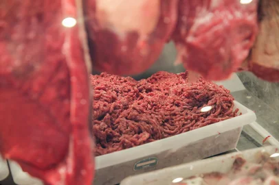 CAXIAS DO SUL, RS, BRASIL, 25/04/2025. Carne bovina tem alta de 14% em Caxias do Sul. Na foto, Tiago Parrini, especialista em tecnologia sentiu a alta no valor do contra filé. (Neimar De Cesero/Agência RBS)Indexador: Neimar De Cesero<!-- NICAID(16024374) -->