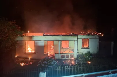 Crédito Bombeiros Voluntários / Divulgação Um caso registrado em novembro, na localidade de Morro Azul, interior de Paverama, teve novos desdobramentos divulgados pela Polícia Civil nesta semana. Foi confirmado que o incêndio que destruiu uma casa, no dia 23 de novembro, foi provocado para ocultar um latrocínio. A vítima, Claude Suzana Haubenthal, de 51 anos, foi agredida e morta dentro da residência. O suspeito, um homem de 30 anos, roubou a motocicleta dela.