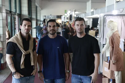 PORTO ALEGRE, RS, BRASIL,  17-04-2026: Entrevista com a família de casal morto em acidente áereo. Na foto: Fabricio Belanda, Guilherme Ortolani e Fabio Belanda. (Foto: André Ávila/Agência RBS)Indexador: Andre Avila<!-- NICAID(16268280) -->