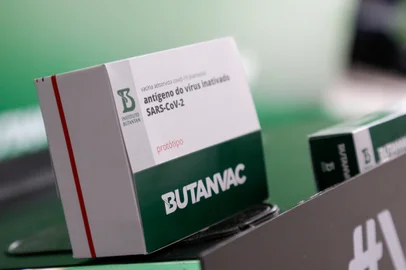 Butantan antecipará entrega de 600 mil doses da Coronavac a governo, diz DoriaSP - CORONAVÍRUS/VACINA/CORONAVAC/DORIA - GERAL - Detalhe de uma caixa da Butanvac   exibida durante uma coletiva de   imprensa realizada na sede do Instituto   Butantan, na zona oeste da capital   paulista, nesta quarta-feira, 28 de   abril de 2021, para apresentar as   últimas atualizações sobre a pandemia   da covid-19 no estado. Doria anunciou   que o Instituto irá antecipar a entrega   de 600 mil doses da Coronavac para o   Ministério da Saúde. A entrega, antes   prevista para 3 de maio, deve acontecer   na próxima sexta-feira, 30.   28/04/2021 - Foto: VINICIUS NUNES/AGÊNCIA F8/ESTADÃO CONTEÚDOEditoria: GERALLocal: SÃO PAULOIndexador: VINICIUS NUNESFonte: AgÃªncia F8Fotógrafo: AGÊNCIA F8<!-- NICAID(14805191) -->