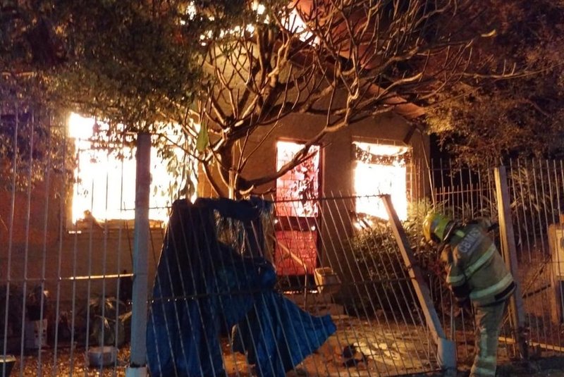 Incêndio em residência no bairro Jardim Sabará<!-- NICAID(15502959) -->