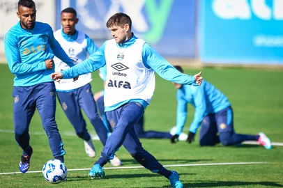 RS - FUTEBOL/ TREINO GREMIO 2025 - ESPORTES - Alex Santana e Kannemann em treino do grêmio no CT Luiz Carvalho, preparação para a partida valida pelo Campeonato Brasileiro 2025. FOTO: LUCAS UEBEL/GREMIO FBPA<!-- NICAID(16077929) -->