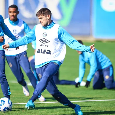 RS - FUTEBOL/ TREINO GREMIO 2025 - ESPORTES - Alex Santana e Kannemann em treino do grêmio no CT Luiz Carvalho, preparação para a partida valida pelo Campeonato Brasileiro 2025. FOTO: LUCAS UEBEL/GREMIO FBPA<!-- NICAID(16077929) -->