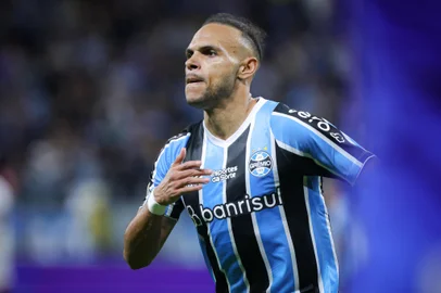 BRASILEIRO A 2024, GREMIO X FORTALEZARS - BRASILEIRO A 2024, GRÊMIO X FORTALEZA - ESPORTES - RS - PORTO ALEGRE - 04/10/2024 - BRASILEIRO A 2024, GRÊMIO X FORTALEZA - Martin Braithwaite jogador do Grêmio comemora seu gol durante partida contra o Fortaleza no estádio Arena do Grêmio pelo campeonato Brasileiro A 2024. 04/10/2024 - Foto: MAXI FRANZOI/AGIF - AGÊNCIA DE FOTOGRAFIA/AGIF - AGÊNCIA DE FOTOGRAFIA/ESTADÃO CONTEÚDOEditoria: ESPORTESLocal: PORTO ALEGREIndexador: MAXI FRANZOIFotógrafo: AGIF - AGÊNCIA DE FOTOGRAFIA<!-- NICAID(15883337) -->