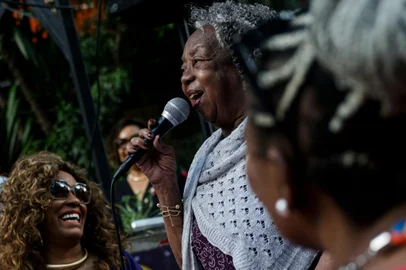 Porto Alegre, RS, Brasil, 30-11-2024: 7º Encontro Nacional e Internacional de Mulheres na Roda de Samba, no bairro Cidade Baixa. Uma grande roda feminina acontece ao mesmo tempo em diferentes cidades e celebra a presença das mulheres no samba. A edição nacional homenageia Clementina de Jesus e Áurea Martins. Em Porto Alegre, a homenageada é a sambista Luiza Hellena. Foto: Mateus Bruxel / Agência RBS<!-- NICAID(15925800) -->