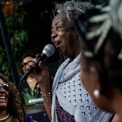 Porto Alegre, RS, Brasil, 30-11-2024: 7º Encontro Nacional e Internacional de Mulheres na Roda de Samba, no bairro Cidade Baixa. Uma grande roda feminina acontece ao mesmo tempo em diferentes cidades e celebra a presença das mulheres no samba. A edição nacional homenageia Clementina de Jesus e Áurea Martins. Em Porto Alegre, a homenageada é a sambista Luiza Hellena. Foto: Mateus Bruxel / Agência RBS<!-- NICAID(15925800) -->